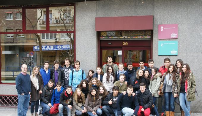 Alumnos ante la delegación del INE en Madrid 