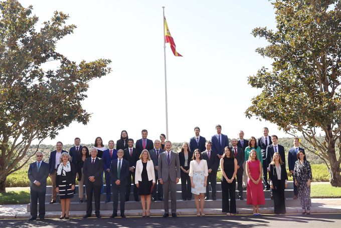 Felipe VI con el Consejo de Dirección del INE y la promoción de Estadísticos 