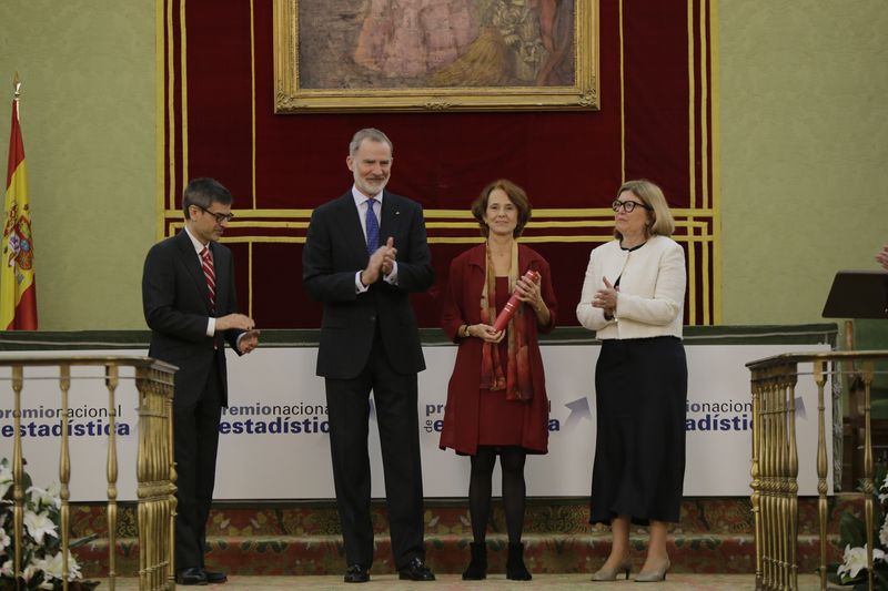 El Rey Felipe VI entrega el premio a Concha Bielza, en presencia de Elena Manzanera e Israel Arroyo 