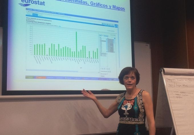 Pilar Bernardo muestra datos estadísticos europeos durante su intervención 