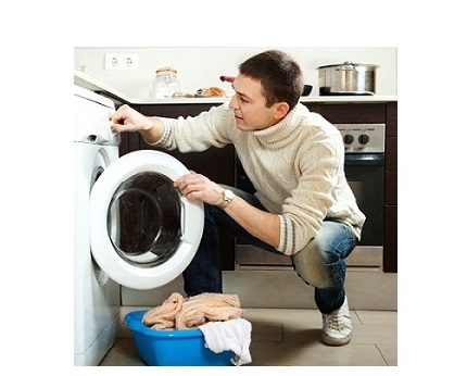 Imagen chico poniendo la lavadora