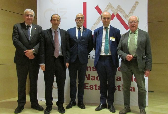 Antonio Martínez, José Manuel Naredo y Miguel Ángel Riesgo, junto a los directores generales del INE 