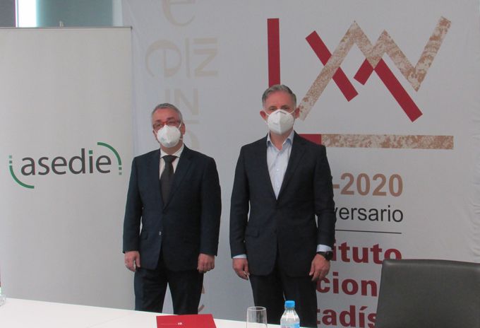 Juan Manuel Rodríguez Póo e Ignacio Jiménez en la nueva sede del INE 